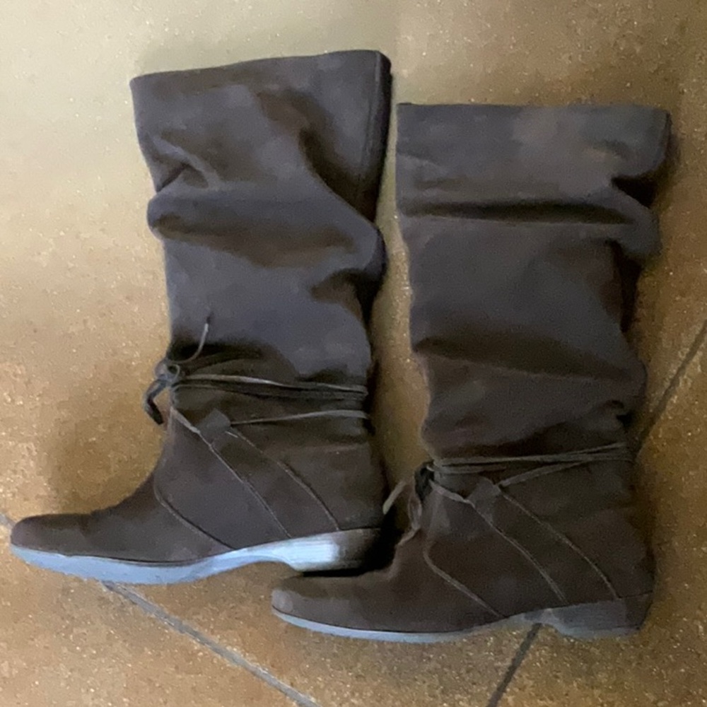 Maxine of Canada Women's Brown Suede Boots